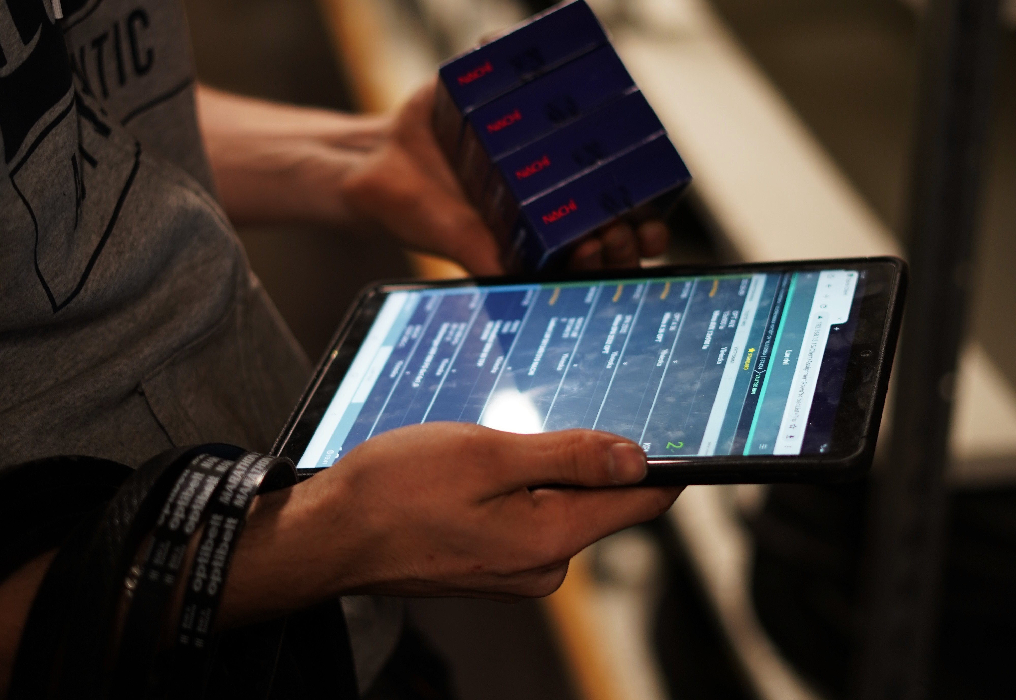 Keräilylista tablet-tietokoneella henkilön kädessä