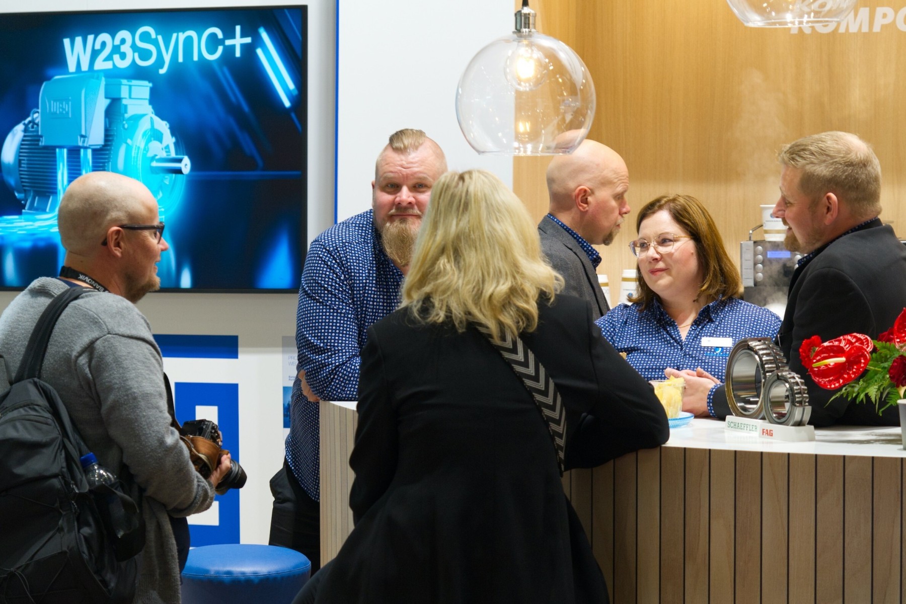 Vilkkaat Alihankinta 25 -messut takana